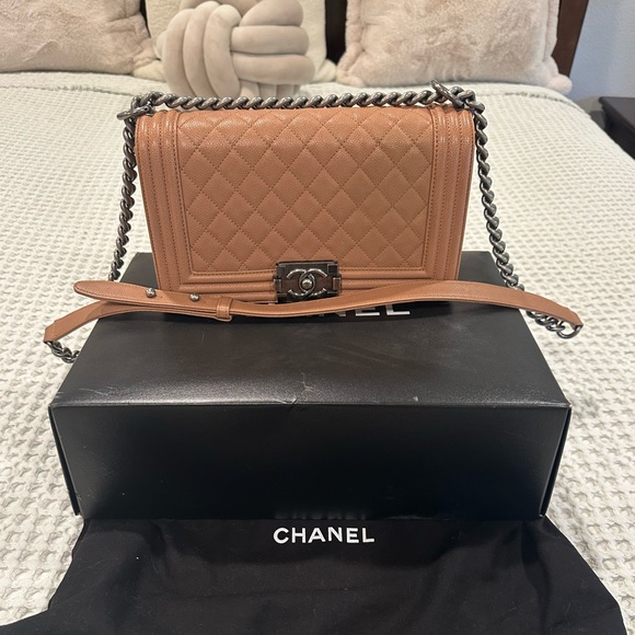 Chanel caviar leather Boy Bag in Camel color - Picture 1 of 16